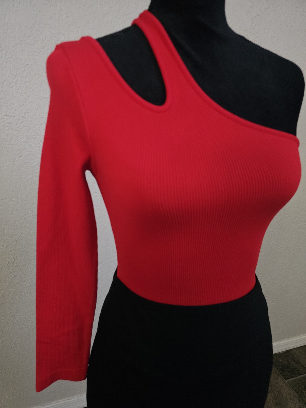Suzzete Asymmetrical One-Shoulder Red Bodysuit  XS/S -  NWOT - Picture 2 of 10